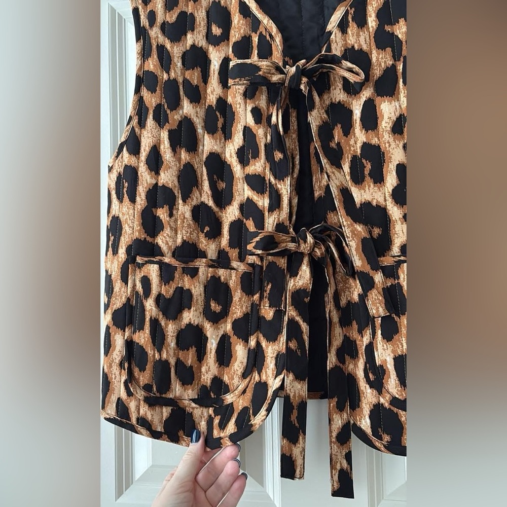 NWT Shop Talulah Tie-Front Leopard Quilted Vest - Picture 4 of 6